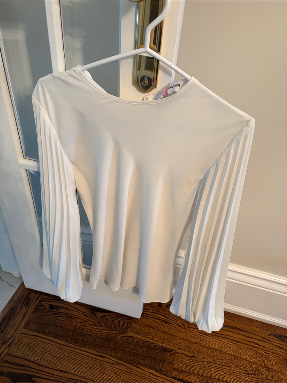 Pleated Long-Sleeve stunning blouse in white
